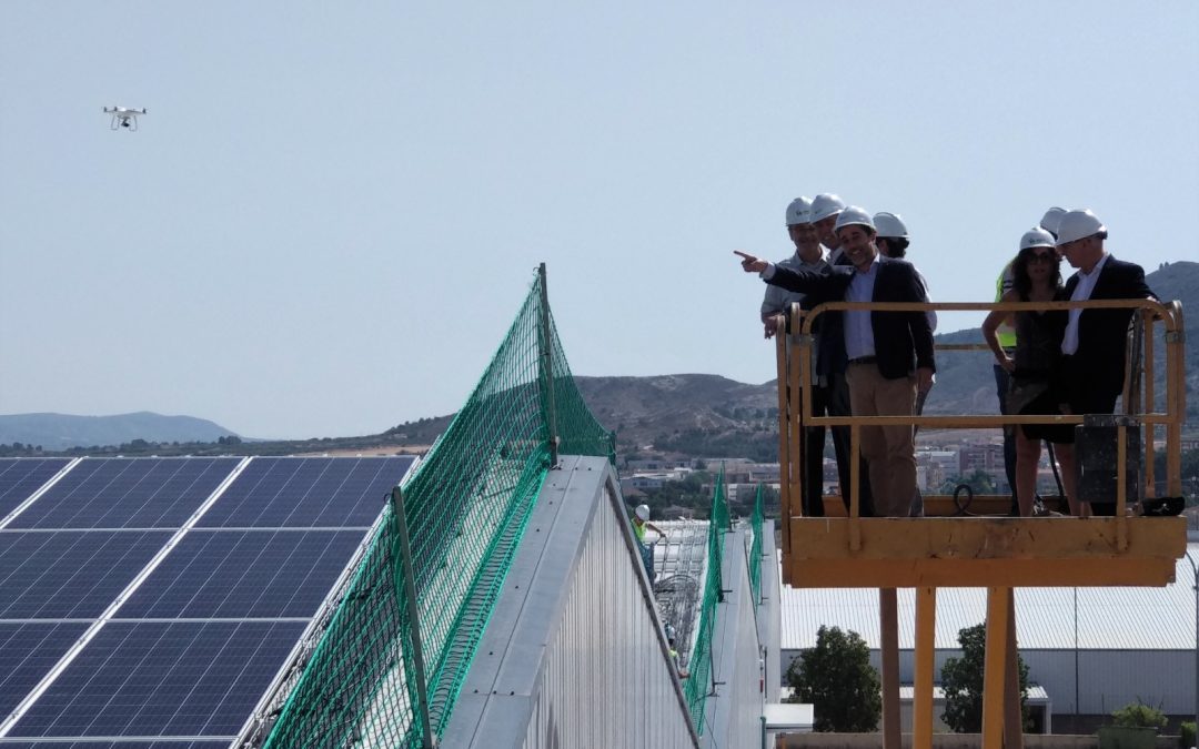 El Conseller visita la cubierta solar de TexAthenea