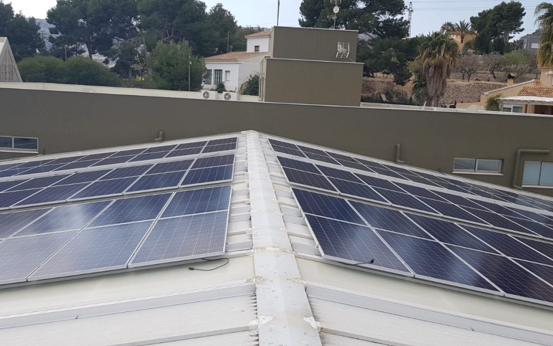 Grupo Aitana de Calp dejará de emitir 88 toneladas de CO2 al año tras suministrarse de energía fotovoltaica instalada por Cubierta Solar