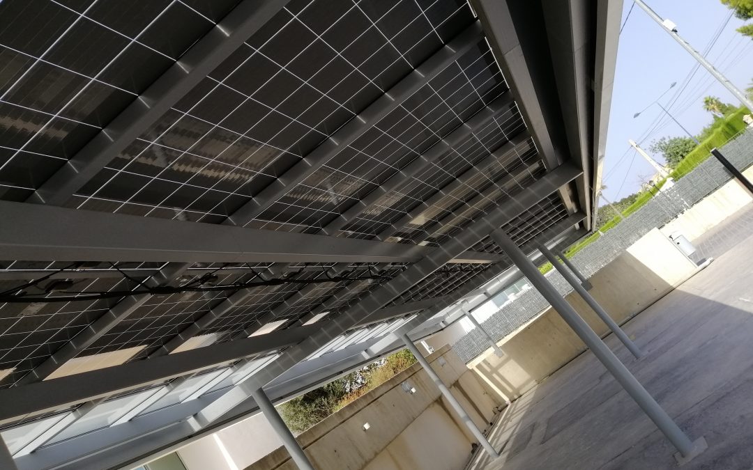 Nuestras pérgolas fotovoltaicas también sirven para proteger las áreas del parking mientras generan energía