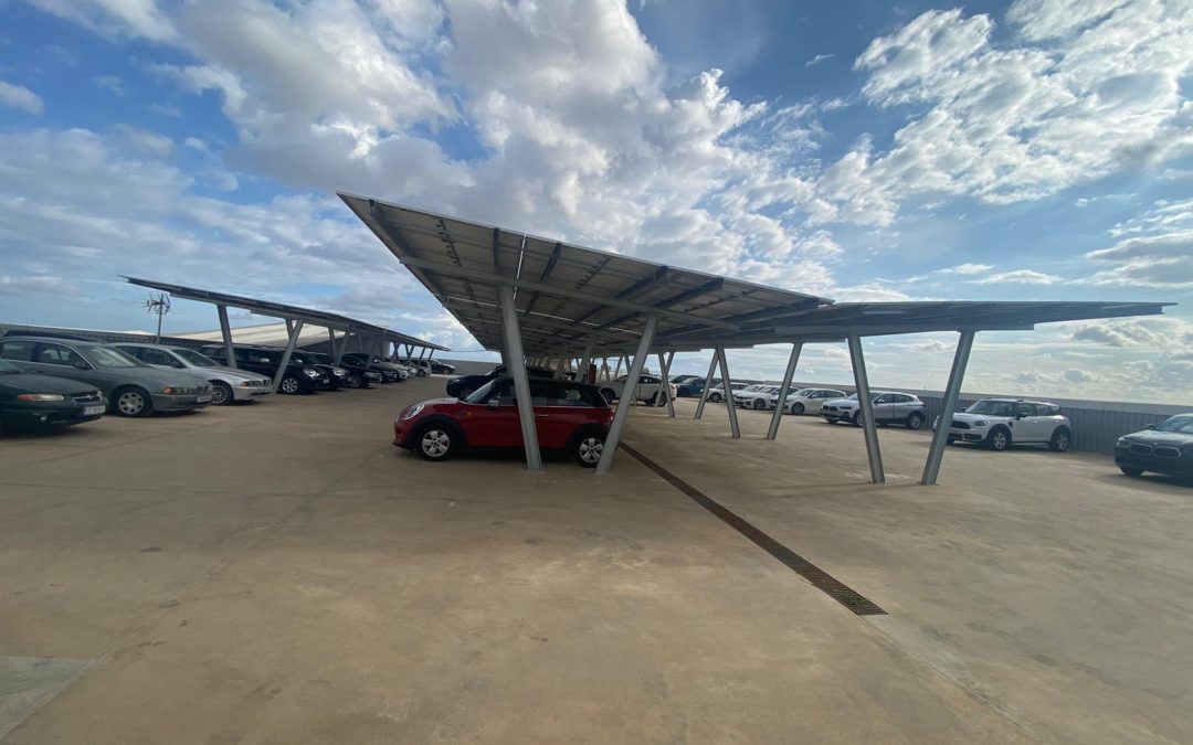 Las empresas exprimen los beneficios del sol y el ahorro con pérgolas, párkings fotovoltaicos y puntos de recarga de coches