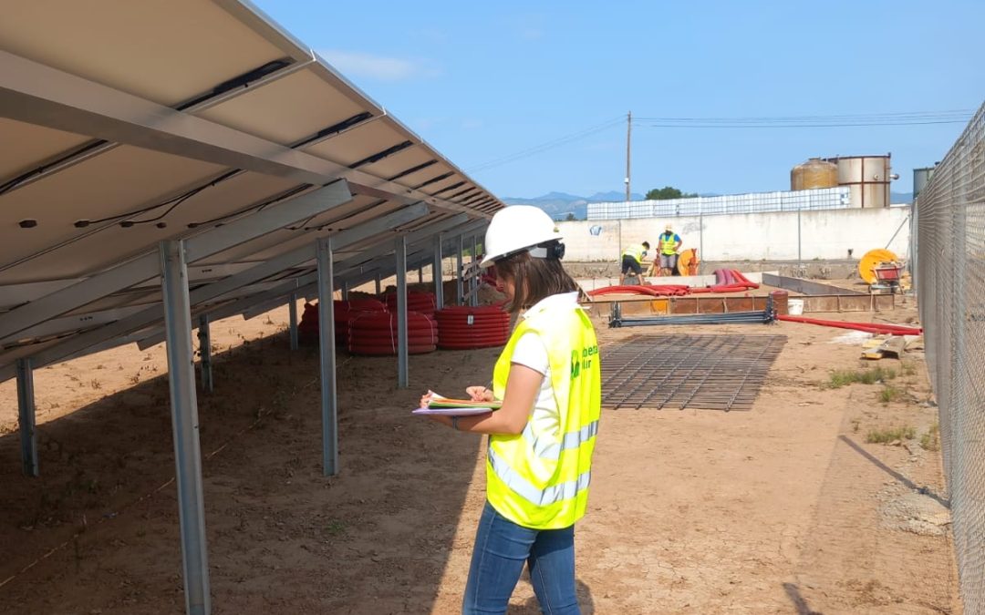 La mujer ingeniera en Cubierta Solar